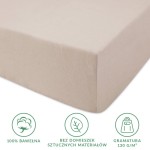 Prześcieradło jersey z gumką w kolorze beżowym, wykonane w 100% z bawełny, o gramaturze 130 g/m². Produkt leży na płasko, ukazując gładką teksturę materiału oraz gumkę zapewniającą stabilność na materacu.