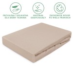 Prześcieradło jersey z gumką w kolorze beżowym, rozmiar 200x220 cm. Ułożone leżąco na białym tle, z widoczną gładką teksturą materiału. Zaznaczone detale na krawędzi, elastyczna gumka zapewniająca dobre dopasowanie.