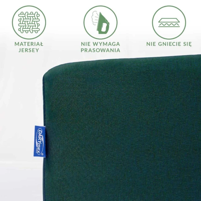 Prześcieradło jersey z gumką w kolorze butelkowej zieleni. Materiał jest gładki i nie wymaga prasowania. W widoku z boku widoczna metka z logo Darymex. Produkt jest rozłożony, ukazujący detale tkaniny.