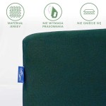 Prześcieradło jersey z gumką w kolorze zieleni butelkowej, leżące na białym tle. Widoczna tekstura materiału i metka z logo producenta. Produkt nie wymaga prasowania i nie gniecie się. Rozmiar 160x200 cm.