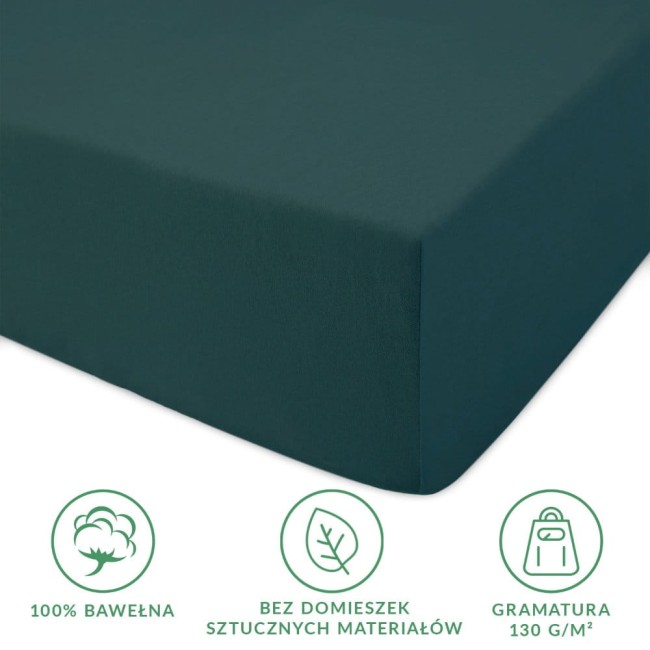 Prześcieradło jersey z gumką w kolorze butelkowej zieleni o wymiarach 200x220 cm, wykonane w 100% z bawełny. Produkt leży na jednolitym tle, prezentując matową teksturę materiału. Widoczne są informacje o gramaturze oraz składzie materiału.