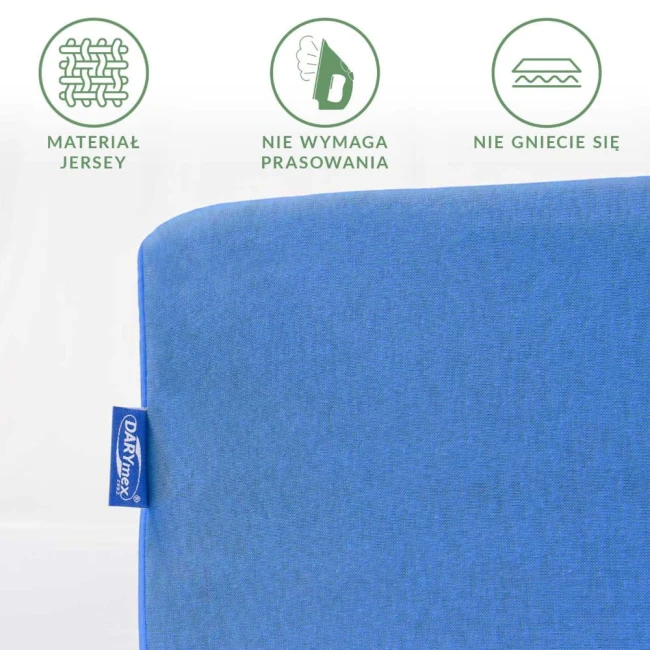 Prześcieradło jersey z gumką w kolorze chabrowym, rozmiar 140x200. Zbliżenie na materiał, który nie wymaga prasowania. Widoczna metka z logo DARYTEX. Tło jednolite, ułatwiające dostrzeganie detali produktu.