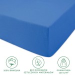 Prześcieradło jersey z gumką 160x200 w kolorze chabrowym, wykonane w 100% z bawełny, matowe, z gładką teksturą. Ułożone poziomo, z widoczna gumką. Na tle białym z nieczytelnymi napisami o składzie i gramaturze.