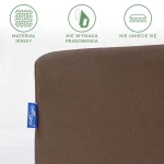 Prześcieradło jersey z gumką 180x200 w kolorze czekoladowym, leżące na gładkim tle. Widoczna etykieta z logo DARYMEX. Materiał łatwy w pielęgnacji, nie wymaga prasowania, charakteryzuje się gładką fakturą, nie gniecie się.