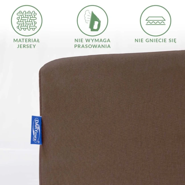 Prześcieradło jersey z gumką 180x200 w kolorze czekoladowym, leżące na gładkim tle. Widoczna etykieta z logo DARYMEX. Materiał łatwy w pielęgnacji, nie wymaga prasowania, charakteryzuje się gładką fakturą, nie gniecie się.