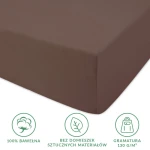 Prześcieradło jersey z gumką w kolorze czekoladowym, rozmiar 120x200 cm. Wykonane w 100% z bawełny, z matową fakturą. Ułożone poziomo, z widoczną gumką na brzegach. Logo oraz symbole dotyczące materiału w dolnej części.