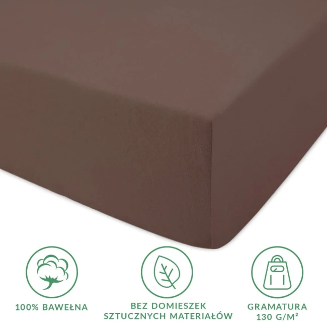 Prześcieradło jersey z gumką w kolorze czekoladowym, rozmiar 120x200 cm. Wykonane w 100% z bawełny, z matową fakturą. Ułożone poziomo, z widoczną gumką na brzegach. Logo oraz symbole dotyczące materiału w dolnej części.