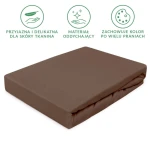 Prześcieradło jersey z gumką 120x200 w kolorze czekoladowym, leżące płasko na białym tle. Materiał jest gładki, elastyczny i przyjazny dla skóry. Widoczne właściwości materiału, takie jak oddychalność i trwałość koloru po praniach.