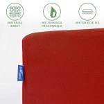 Prześcieradło jersey z gumką w kolorze czerwonym, złożone, ukazuje fakturę materiału. Widoczna niebieska metka marki. Opis funkcji: nie wymaga prasowania i nie gnije się. Idealne na łóżko o wymiarach 140x200 cm.