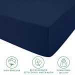 Prześcieradło jersey z gumką 180x200 w kolorze ciemnym granacie, wykonane w 100% z bawełny. Leży na równym tle, z widocznymi napięciami materiału. Gramatura 130 g/m², bez domieszek sztucznych materiałów.