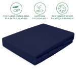 Prześcieradło jersey z gumką w kolorze ciemnego granatu, rozmiar 180x200 cm, leżące płasko. Materiał jest gładki, elastyczny, o wysokiej trwałości kolorystycznej. Brzegi prześcieradła wykończone gumką, co zapewnia pewne dopasowanie do materaca.