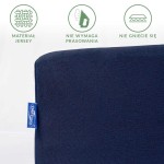 Prześcieradło jersey z gumką w kolorze ciemnym granatowym. Materiał nie wymaga prasowania i nie gniecie się. Widoczna metka z logo DARYMEX. Produkt leży na prostym tle. Idealne do materaca o wymiarach 180x200 cm.