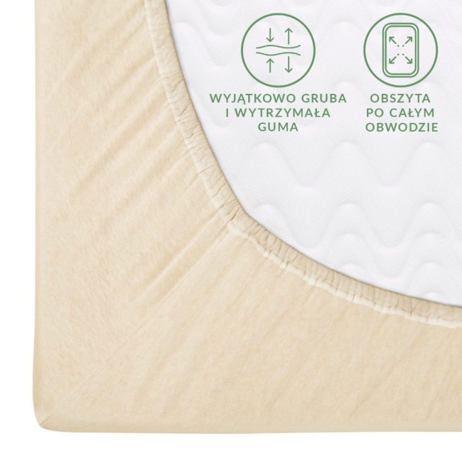 Prześcieradło jersey z gumką w kolorze jasnego beżu, w złożonej pozycji. Widoczna faktura dzianiny oraz strefa z białą, elastyczną gumą, która zapewnia dopasowanie. Na górze grafika z informacją o trwałości gumy.