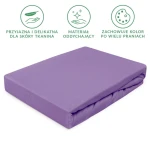 Prześcieradło jersey z gumką w kolorze jasnego fioletu, leżące na białym tle. Widać gładką fakturę materiału oraz gumkę na krawędzi, która zapewnia dopasowanie. Produkt ma wymiary 160x200 cm, idealny do dużych łóżek.