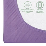 Prześcieradło jersey z gumką 160x200 w jasnym fioletowym kolorze, z bliska, ukazujące jego elastyczną gumę obwodową oraz teksturę materiału. Widoczne napisy informują o trwałości gumy i jej pełnym obwodzie, na tle białej powierzchni.