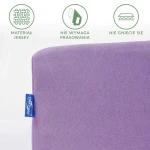 Prześcieradło jersey z gumką w jasnym fioletowym kolorze, leżące na białym tle. Widoczna etykieta marki DARYMEX. Materiał jest gładki i nie wymaga prasowania, z oznaczeniem nie gniecie się.