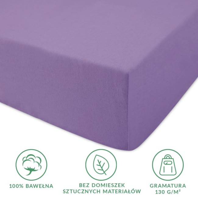 Prześcieradło jersey z gumką w jasnym fioletowym kolorze, 140x200 cm. Materiał 100% bawełna, bez domieszek sztucznych. Złożone, ukazane na białym tle. Gramatura 130 g/m², zwarta tekstura, brak widocznych napisów czy logo.