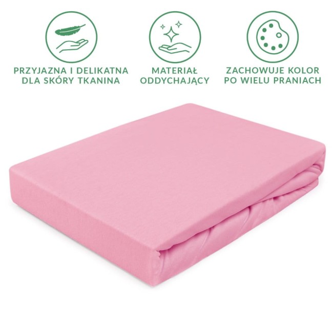 Prześcieradło jersey z gumką w jasnoróżowym kolorze, widoczne w pozycji leżącej, z fałdami materiału. Wymiary 90x200 cm, wykonane z oddychającej tkaniny przyjaznej dla skóry, delikatnie teksturowanej. Na krawędzi gumka zapewniająca stabilność.