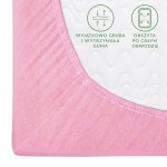 Prześcieradło jersey z gumką 90x200 w jasnoróżowym kolorze, widoczne z boku, ukazuje elastyczną, obszytą guma krawędź. Produkt ma delikatną, teksturowaną powierzchnię. Na zdjęciu znajdują się również czytelne napisy dotyczące materiału i jakości gumy.