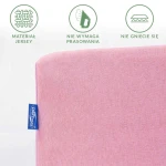 Prześcieradło jersey z gumką w kolorze jasnego różu, leżące na białym tle. Widoczna metka z logo DARYMEX. Produkt wykonany z materiału, który nie wymaga prasowania i nie gniecie się. Zbliżenie na fakturę dzianiny.