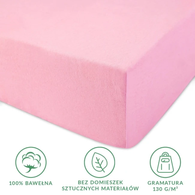 Prześcieradło jersey z gumką 60x120 w kolorze jasnego różu. Wykonane w 100% z bawełny, gładkie w fakturze. Widoczna gumka wokół całego produktu, leżące na płasko. Informacje o gramaturze i składzie materiału w formie ikon.