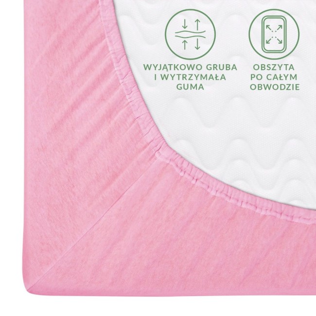 Prześcieradło jersey z gumką w kolorze jasnego różu, rozmiar 140x200 cm. Widać walory materiału, mocną gumę oraz obszycie. Ujęcie z boku pokazuje kształt i detale wykończenia, tło jednolite. Tekst na białym tle opisuje jego cechy funkcjonalne.