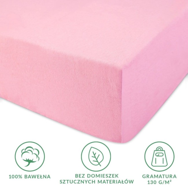 Prześcieradło jersey z gumką w kolorze jasnego różu, wykonane w 100% z bawełny, o gramaturze 130 g/m². Widok z boku, ukazujący delikatną fakturę i elastyczny brzeg. Grafika informacyjna o materiałach umieszczona poniżej.