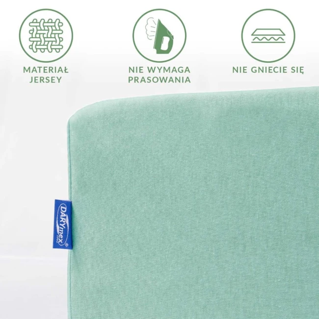 Prześcieradło jersey z gumką 160x200 w kolorze jasnego turkusu, leżące na jednolitym tle. Widoczne logo DARYMEX oraz ikony informujące o braku potrzeby prasowania i odporności na zagniecenia. Materiał teksturowany, idealne do codziennego użytku.