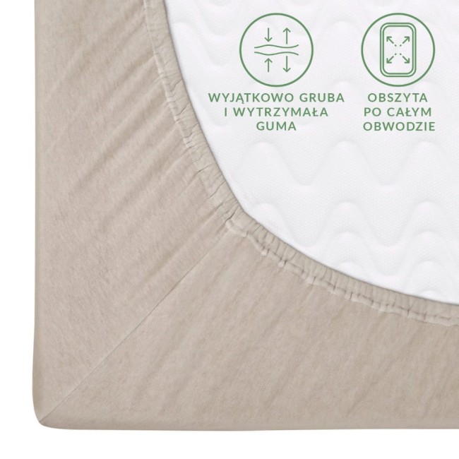 Prześcieradło jersey z gumką w kolorze kakao, z dokładnym obszyciem. Widoczne w zbliżeniu, leżące płasko, z elastyczną, grubą gumą. Tło w jasnej tonacji, podkreślające teksturę materiału oraz detale na obrzeżach.