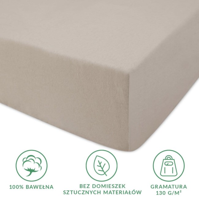 Prześcieradło jersey z gumką 160x200 w kolorze kakao, wykonane z 100% bawełny, leży na białym tle. Widoczna jest faktura materiału oraz gumka mocująca. U dołu umieszczono ikony informacyjne o gramaturze 130 g/m² i braku domieszek sztucznych materiałów.