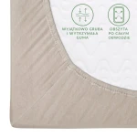 Prześcieradło jersey z gumką w kolorze kakao, rozmiar 200x220 cm, pokazane z boku. Widoczna elastyczna guma obszyta po całym obwodzie. Na tle białym, jasne, matowe wykończenie. Nadruk informacyjny o właściwościach materiału.