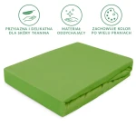 Prześcieradło jersey z gumką 200x220 w kolorze kaktusowym, leżące na białym tle. Produkt ma wymiary 200x220 cm, wykonany z delikatnej, oddychającej tkaniny. Widoczne jest złożenie materiału, a gumka zabezpiecza prześcieradło przed przesuwaniem się.