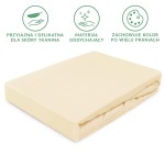 Prześcieradło jersey z gumką w kolorze kremowym, rozmiar 90x200 cm, widoczne leżące na białym tle. Tekstura materiału jest gładka i rozciągliwa, dobrze przylegająca do materaca. Produkt jest złożony, przez co nie widać detali, jak logo czy guziki.