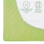 Prześcieradło jersey z gumką w kolorze limonkowym, rozmiar 200x220 cm. Zbliżenie na rogi, ukazujące elastyczną gumkę obezwładniającą całość. Na białym tle widoczne napisy o górnej części dotyczące grubości i wytrzymałości gumy.