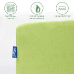 Prześcieradło jersey z gumką 200x220 w kolorze limonkowym, z widoczną etykietą. Na zdjęciu zbliżenie, produkt leży płasko, na gładkim tle. Informacje o materiale, braku potrzeby prasowania i odporności na gniecenie.