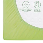 Prześcieradło jersey z gumką w kolorze limonkowym o wymiarach 180x200. Ujęcie z góry pokazuje narożnik z dobrze widoczną grubą gumą. Na białej powierzchni widoczne są symboliczne oznaczenia dotyczące właściwości materiału. Tło jednostajne.