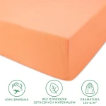 Prześcieradło jersey z gumką 140x200 w kolorze łososiowym, wykonane w 100% z bawełny. Widoczny detal to lekko teksturowana faktura materiału. Ułożone w sposób płaski, eksponujące krawędzie. Gramatura 130 g/m², bez sztucznych dodatków.