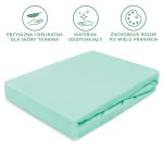 Prześcieradło jersey z gumką w kolorze morskim o wymiarach 180x200 cm, leżące na białym tle. Zmarszczony brzeg gumy zapewnia idealne dopasowanie do materaca. Materiał oddychający, przyjazny dla skóry, z płaską teksturą.