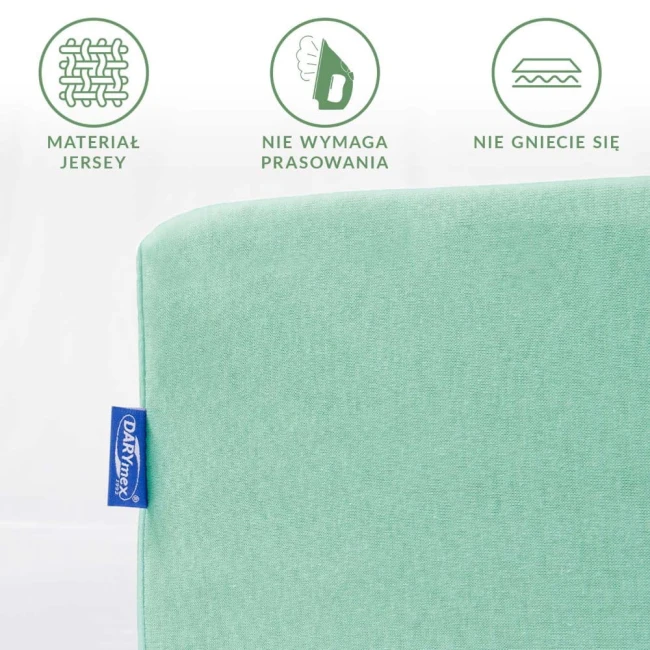 Prześcieradło jersey 180x200 w kolorze błękitu morskiego, rozłożone, z widocznym logo DARYmex. Materiał niegniecący się, nie wymaga prasowania. Wzór gładki, bez dekoracji, na jasnym tle.