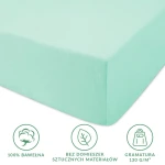 Jerseyowe prześcieradło z gumką w kolorze błękitnym morskim, wykonane z 100% bawełny, o gramaturze 130 g/m². Produkt leży na płaskiej powierzchni, z widocznym rogiem oraz gumką, która zapewnia stabilność. Elementy informacyjne u dołu zdjęcia są czytelne.