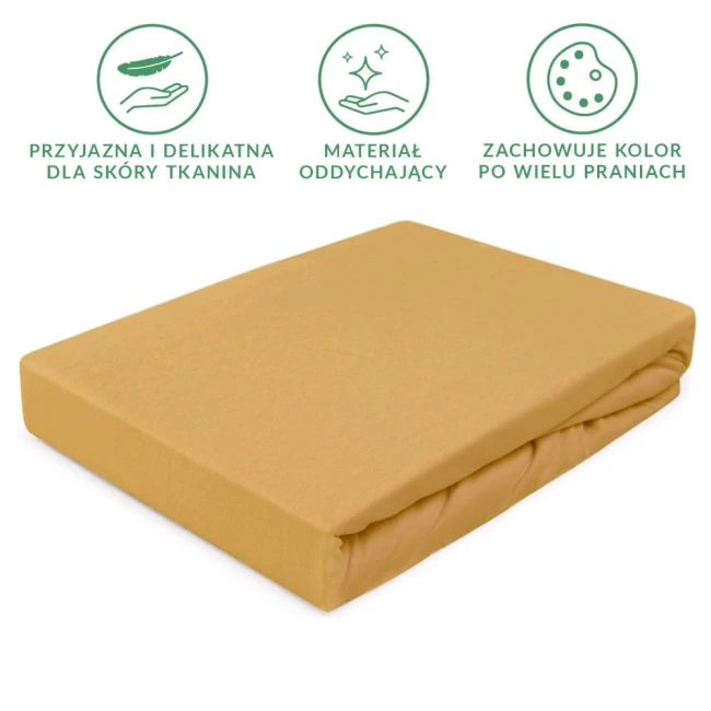Prześcieradło jersey z gumką w rozmiarze 140x200, w musztardowym kolorze. Produkt leży na płaskiej powierzchni, z widocznym elastycznym brzegiem. Tło jest proste, białe, bez dodatkowych elementów dekoracyjnych. Materiał jest gładki i przyjemny w dotyku.