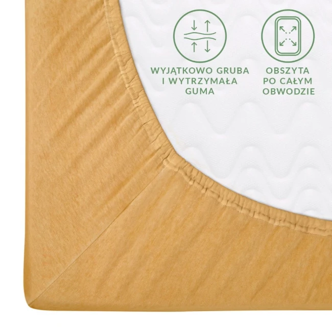 Prześcieradło jersey z gumką w kolorze musztardowym, rozmiar 200x220 cm, leżące na jasnym tle. Widoczne detale gumki obwodowej oraz charakterystyczna tekstura materiału.