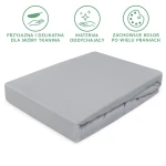 Prześcieradło jersey z gumką w kolorze popielatym, rozmiar 120x200 cm, złożone na płasko. Materiał oddychający, delikatny dla skóry, z widoczną fakturą.łączy funkcjonalność i estetykę w minimalistycznym stylu.