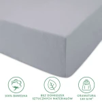 Prześcieradło jersey z gumką w kolorze popielatym, o wymiarach 200x220 cm, leżące na płaskiej powierzchni. Wykonane w 100% z bawełny, z gramaturą 130 g/m², bez domieszek sztucznych materiałów.