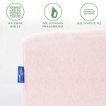 Prześcieradło jersey z gumką w kolorze róż kwarcowy, matowe, rozłożone na białym tle. Widoczne logo DARYMEX oraz informacje o materiale, funkcji niegniotącej się i braku potrzeby prasowania. Wymiary 180x200 cm.