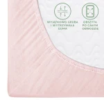 Różowe prześcieradło jersey z gumką 140x200, ukazane z boku. Widoczne detale: elastyczna, szeroka guma obszyta na całym obwodzie, materiał o delikatnej, teksturowanej fakturze.