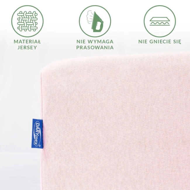 Różowe prześcieradło jersey z gumką, rozmiar 140x200, leży płasko. Widoczny detal etykiety marki Darymex. Materiał jest gładki, nie wymaga prasowania oraz nie gniecie się. Tło jest jasne i proste.