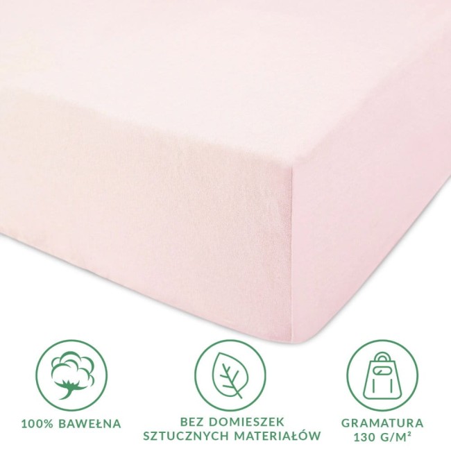 Prześcieradło jersey z gumką w kolorze róż kwarcowy, wykonane z 100% bawełny, o gramaturze 130 g/m². Produkt leży na płaskiej powierzchni, ukazuje prostą fakturę materiału. Widoczne ikonki wskazujące na brak domieszek i właściwości ekologiczne.
