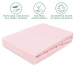 Prześcieradło jersey z gumką w kolorze róż kwarcowy, rozmiar 200x220 cm, ukazane z boku. Materiał gładki, elastyczny, zasłania na brzegu, z widoczną gumką. Tło białe, co podkreśla kolor i fakturę tkaniny.