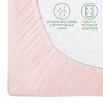 Prześcieradło jersey z gumką w kolorze róż kwarcowy, widoczne z boku. Materiał o jedwabistej fakturze, elastyczna guma obrzeżowa. Na białym tle, z widocznymi informacjami o trwałości i elastyczności gumy. Idealne dopasowanie do materaca 200x220.